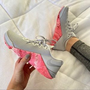 NEW Nike Metcon 5 Pure Platinum Gray/Pink
